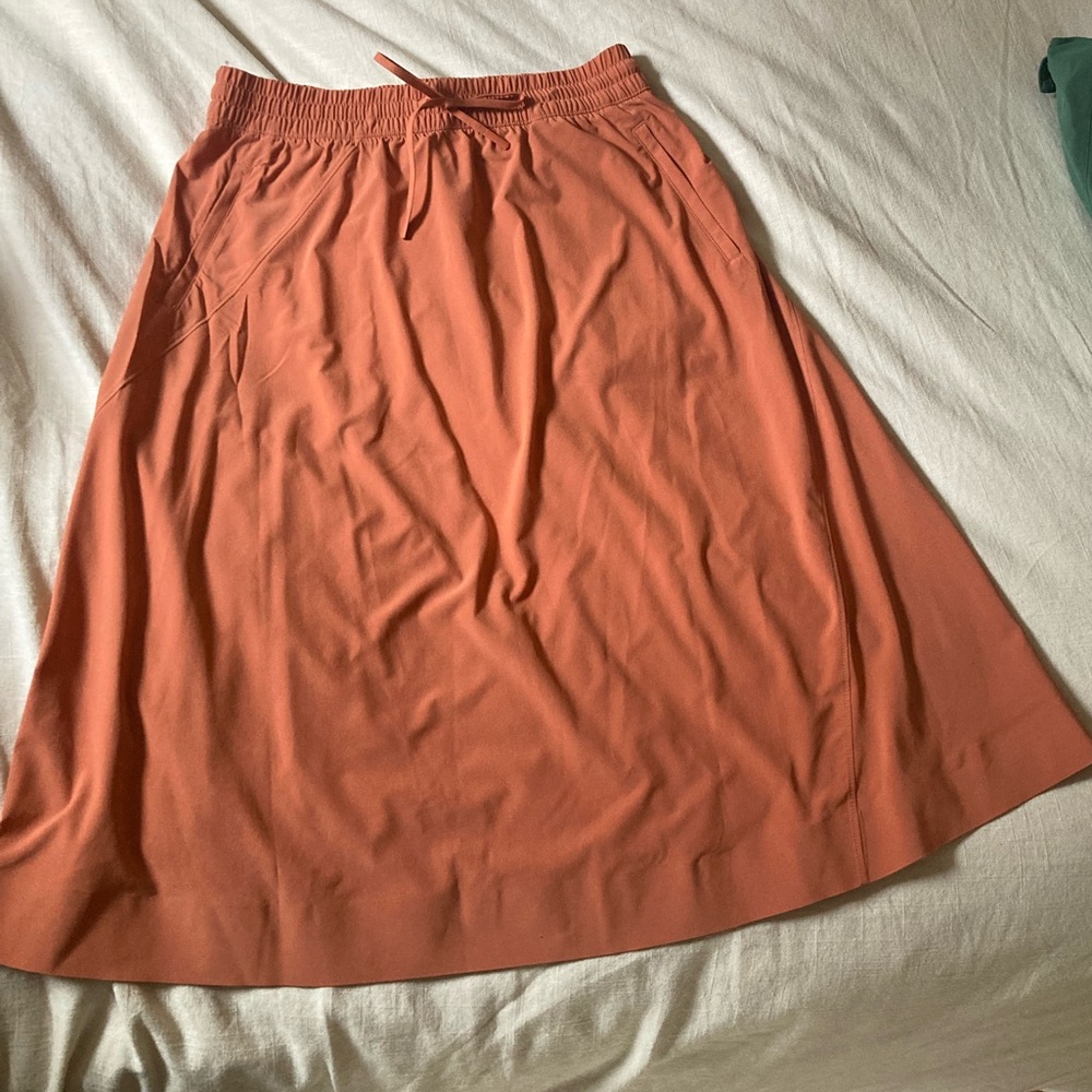 Athleta Sz 12 - MIDI skirt with zip pockets! Never worn (tags removed)